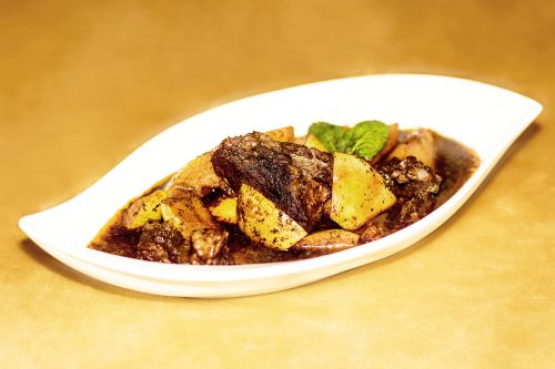 Gemüse mit Fleisch, leckeres Essen in Berlin