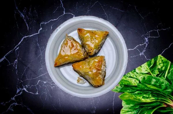 Teigtaschen sind Frisches Spinat in der Arabisches Vegane Küche. Daher darf das Gericht bei Catering Aleppo Al Shahba nicht fehlen.