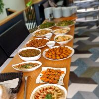 Tisch mit arabischen Mezze Vorspeisen