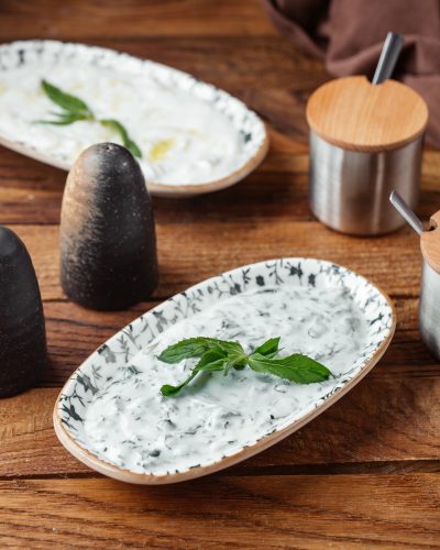Erfrischende Joghurt-Vorspeise mit Gurke, Knoblauch und Minze, serviert als Catering-Option in Berlin.