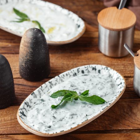 Erfrischende Joghurt-Vorspeise mit Gurke, Knoblauch und Minze, serviert als Catering-Option in Berlin.