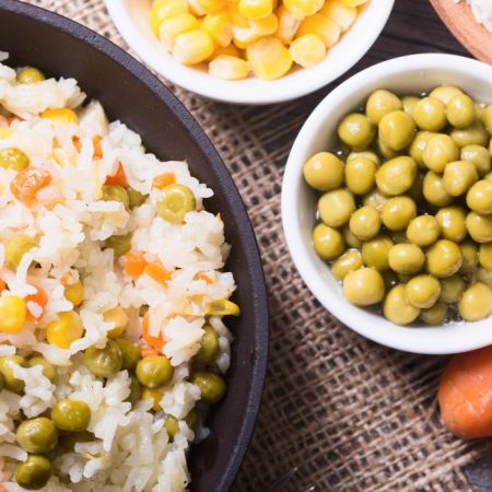 Reisgericht mit Karotten, Erbsen und Kichererbsen, serviert als Catering-Option in Berlin.