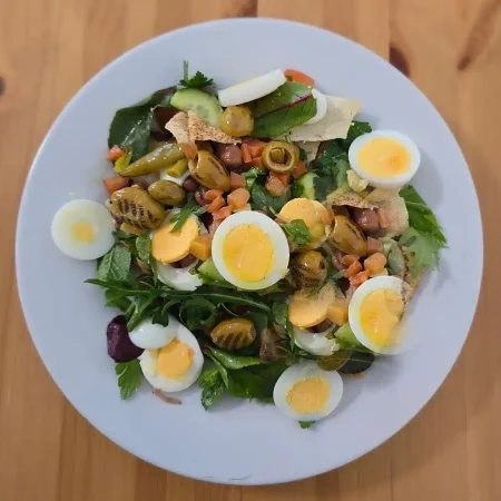 Bohnen-Salat Mediterraner Bohnensalat mit Eiern, Oliven, Minze und knusprigem Brot