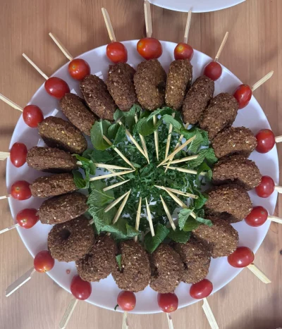 Knusprige Falafel aus Kichererbsen, Knoblauch und Gewürzen – Fingerfood Catering Berlin
