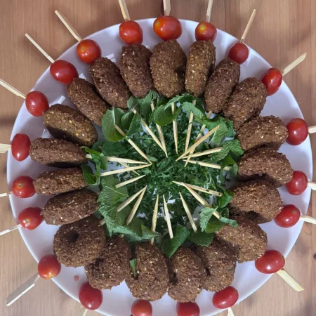 Knusprige Falafel aus Kichererbsen, Knoblauch und Gewürzen – Fingerfood Catering Berlin