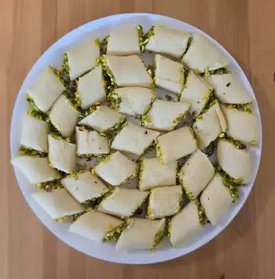 Traditionelles Halawah al-Jubn Dessert mit Käsefüllung und Pistazien – Aleppo Al Shahba Berlin