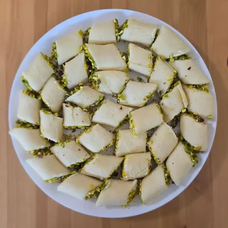 Traditionelles Halawah al-Jubn Dessert mit Käsefüllung und Pistazien – Aleppo Al Shahba Berlin