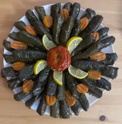 Gefülltes Gemüse Yalanji mit Reis, Petersilie, Tomaten, Granatapfelsaft, Paprika, Minze und Zwiebeln – Vorspeise Catering Berlin