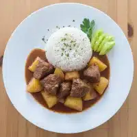 Catering Gericht mit saftigem Fleisch, Kartoffeln und Reis – Aleppo Al Shahba Berlin