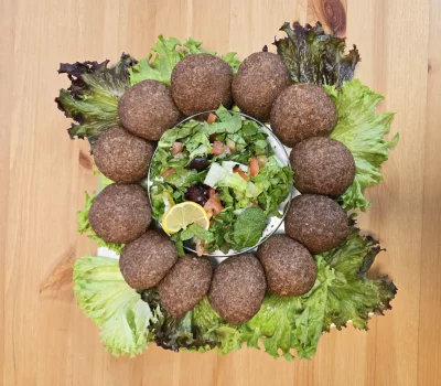 Kubuh Maejuquh - Köstliches Fingerfood mit Bulgur, Zwiebeln, Paprika, Rindfleisch, Nüssen, Gewürzen und Käse.