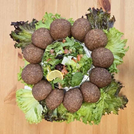 Kubuh Maejuquh - Köstliches Fingerfood mit Bulgur, Zwiebeln, Paprika, Rindfleisch, Nüssen, Gewürzen und Käse.