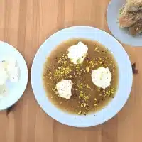 Mamounieh mit Käse – Syrisches Frühstück mit Grieß, Käse und Zuckersirup