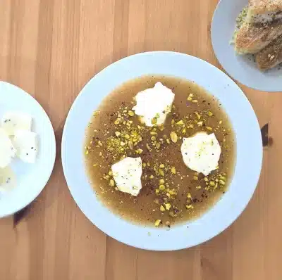 Mamounieh mit Käse – Syrisches Frühstück mit Grieß, Käse und Zuckersirup