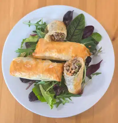 Arabisches Ouzie – Fingerfood mit Nüssen, Fleisch, Reis & Erbsen | Catering Berlin auf einem weißen Teller.