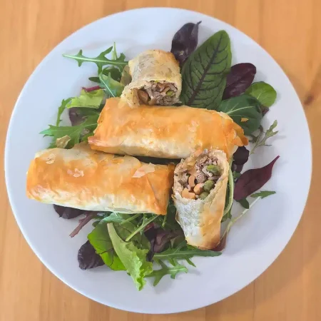 Arabisches Ouzie – Fingerfood mit Nüssen, Fleisch, Reis & Erbsen | Catering Berlin auf einem weißen Teller.