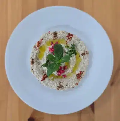 Mediterrane Vorspeise: Baba Ghanoush (Mutabbal) aus gerösteter Aubergine mit frischen Zutaten