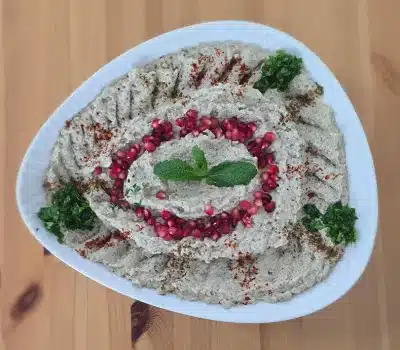 Mediterrane Vorspeise: Baba Ghanoush (Mutabbal) aus gerösteter Aubergine mit frischen Zutaten