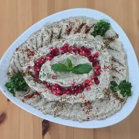 Mediterrane Vorspeise: Baba Ghanoush (Mutabbal) aus gerösteter Aubergine mit frischen Zutaten