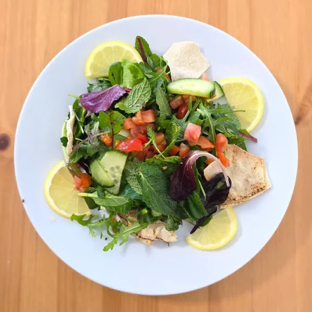 Fatosch-Salat: Bunter Salatteller mit Tomaten, Petersilie Minze und knusprigem Brot, Frischer Salat mit Kräutern