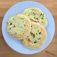 Herzhaft-knusprige Teigtaschen mit geschmolzenem Käse Orientalisches Fingerfood: Käse-Fatayer aus goldbraunem Teig Köstliche Käse-Fatayer – ein Genuss für jede Gelegenheit