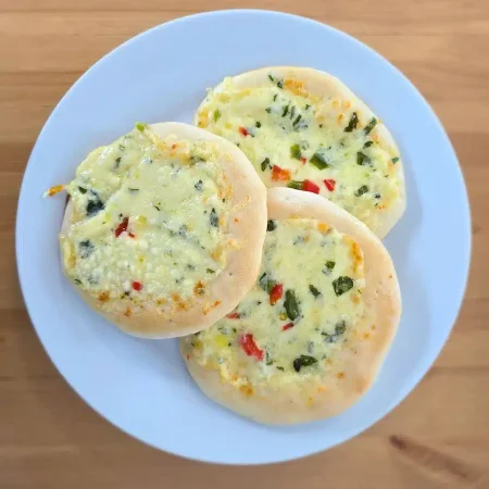 Herzhaft-knusprige Teigtaschen mit geschmolzenem Käse Orientalisches Fingerfood: Käse-Fatayer aus goldbraunem Teig Köstliche Käse-Fatayer – ein Genuss für jede Gelegenheit