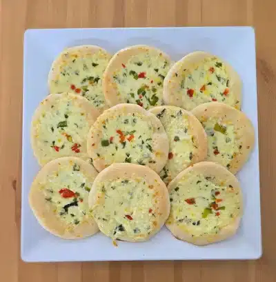 Herzhaft-knusprige Teigtaschen mit geschmolzenem Käse Orientalisches Fingerfood: Käse-Fatayer aus goldbraunem Teig Köstliche Käse-Fatayer – ein Genuss für jede Gelegenheit