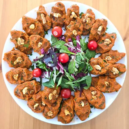 Veganes Catering Berlin – frisch, lecker & nachhaltigfrischen Gurkenscheiben.